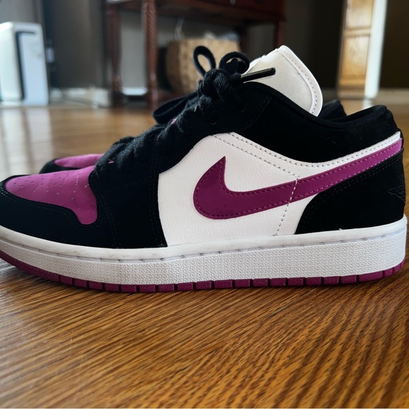Air Jordan 1 Low- Women’s size 7.5 - Picture 2 of 7